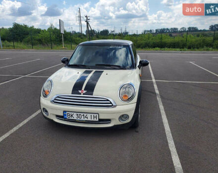 Белый Мини Купер, объемом двигателя 1.6 л и пробегом 232 тыс. км за 5500 $, фото 2 на Automoto.ua