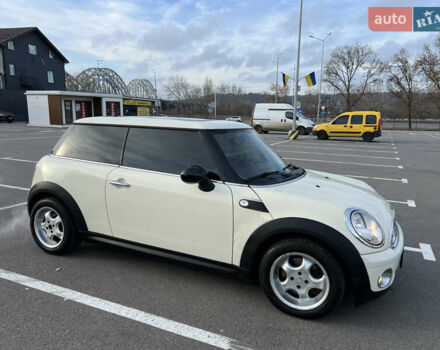 Белый Мини Купер, объемом двигателя 1.4 л и пробегом 222 тыс. км за 5500 $, фото 5 на Automoto.ua