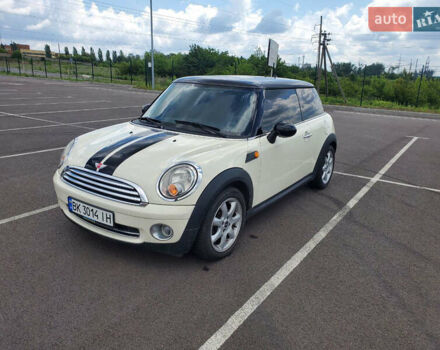 Білий Міні Cooper, об'ємом двигуна 1.6 л та пробігом 232 тис. км за 4600 $, фото 1 на Automoto.ua