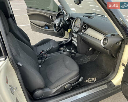 Белый Мини Купер, объемом двигателя 1.4 л и пробегом 222 тыс. км за 5500 $, фото 8 на Automoto.ua