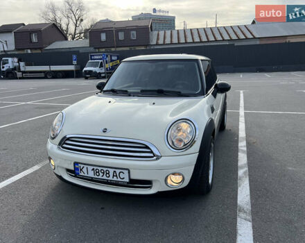 Белый Мини Купер, объемом двигателя 1.4 л и пробегом 222 тыс. км за 5500 $, фото 1 на Automoto.ua