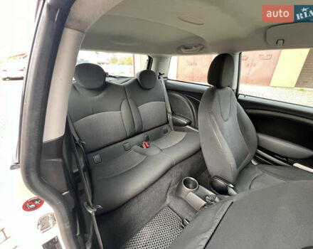 Белый Мини Купер, объемом двигателя 1.6 л и пробегом 178 тыс. км за 6499 $, фото 21 на Automoto.ua