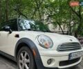 Белый Мини Купер, объемом двигателя 1.6 л и пробегом 258 тыс. км за 3900 $, фото 1 на Automoto.ua