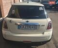 Белый Мини Купер, объемом двигателя 1.6 л и пробегом 243 тыс. км за 6300 $, фото 2 на Automoto.ua