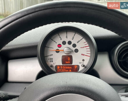Белый Мини Купер, объемом двигателя 1.6 л и пробегом 178 тыс. км за 7990 $, фото 15 на Automoto.ua