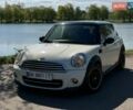 Белый Мини Купер, объемом двигателя 1.6 л и пробегом 252 тыс. км за 6100 $, фото 1 на Automoto.ua