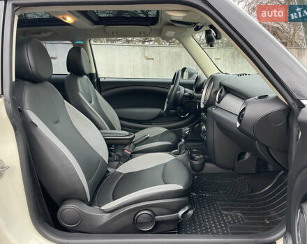 Белый Мини Купер, объемом двигателя 1.6 л и пробегом 178 тыс. км за 7990 $, фото 12 на Automoto.ua