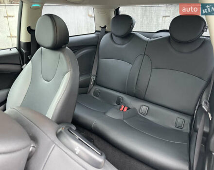 Белый Мини Купер, объемом двигателя 1.6 л и пробегом 178 тыс. км за 7990 $, фото 11 на Automoto.ua