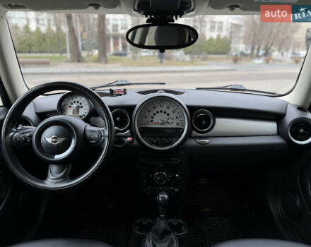 Белый Мини Купер, объемом двигателя 1.6 л и пробегом 132 тыс. км за 7950 $, фото 19 на Automoto.ua