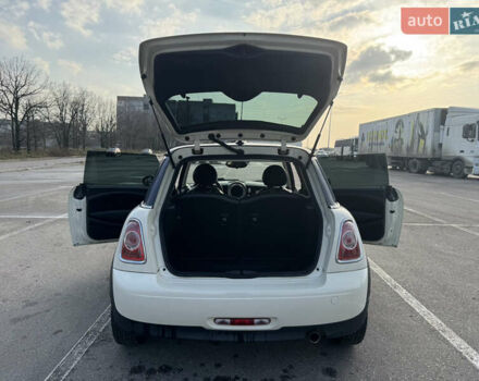 Белый Мини Купер, объемом двигателя 1.6 л и пробегом 173 тыс. км за 8500 $, фото 7 на Automoto.ua