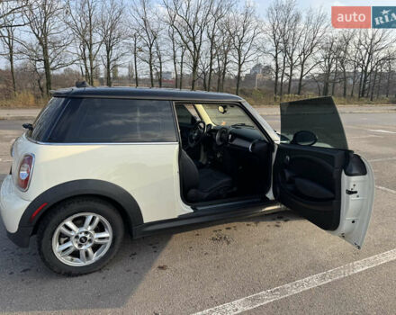 Белый Мини Купер, объемом двигателя 1.6 л и пробегом 173 тыс. км за 8500 $, фото 5 на Automoto.ua