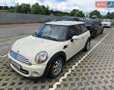 Белый Мини Купер, объемом двигателя 1.6 л и пробегом 171 тыс. км за 8000 $, фото 1 на Automoto.ua