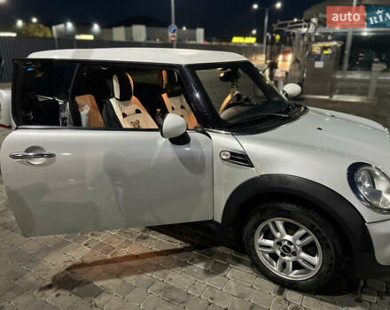Белый Мини Купер, объемом двигателя 1.6 л и пробегом 266 тыс. км за 9900 $, фото 1 на Automoto.ua