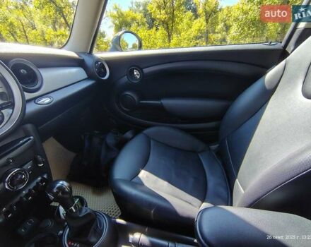 Белый Мини Купер, объемом двигателя 1.6 л и пробегом 118 тыс. км за 9500 $, фото 4 на Automoto.ua