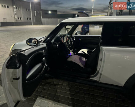 Белый Мини Купер, объемом двигателя 1.6 л и пробегом 266 тыс. км за 9900 $, фото 4 на Automoto.ua