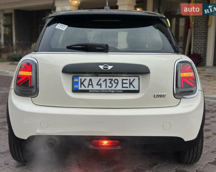 Білий Міні Cooper, об'ємом двигуна 1.3 л та пробігом 122 тис. км за 5999 $, фото 5 на Automoto.ua