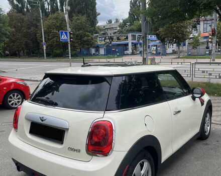 Белый Мини Купер, объемом двигателя 1.5 л и пробегом 156 тыс. км за 12500 $, фото 5 на Automoto.ua
