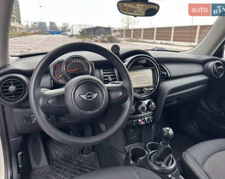 Білий Міні Cooper, об'ємом двигуна 1.3 л та пробігом 122 тис. км за 5999 $, фото 22 на Automoto.ua