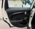 Білий Міні Cooper, об'ємом двигуна 2 л та пробігом 129 тис. км за 14000 $, фото 13 на Automoto.ua