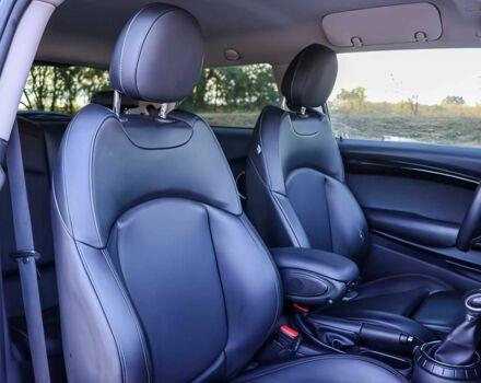 Белый Мини Купер, объемом двигателя 2 л и пробегом 72 тыс. км за 6200 $, фото 12 на Automoto.ua