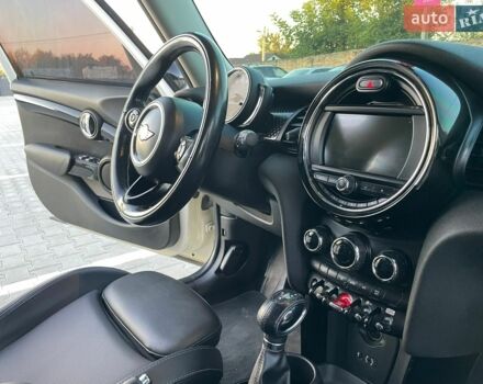 Белый Мини Купер, объемом двигателя 2 л и пробегом 140 тыс. км за 12000 $, фото 26 на Automoto.ua