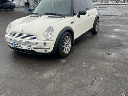 Белый Мини Купер, объемом двигателя 1.6 л и пробегом 211 тыс. км за 4500 $, фото 1 на Automoto.ua