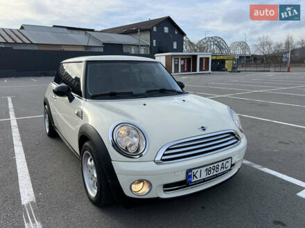 Белый Мини Купер, объемом двигателя 1.4 л и пробегом 222 тыс. км за 5500 $, фото 1 на Automoto.ua