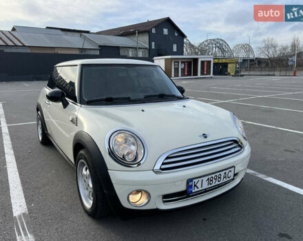 Белый Мини Купер, объемом двигателя 1.4 л и пробегом 222 тыс. км за 5500 $, фото 1 на Automoto.ua
