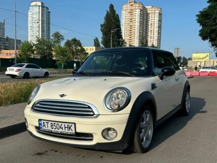 Белый Мини Купер, объемом двигателя 1.6 л и пробегом 227 тыс. км за 5800 $, фото 1 на Automoto.ua