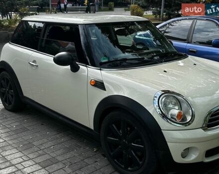 Белый Мини Купер, объемом двигателя 1.4 л и пробегом 203 тыс. км за 6000 $, фото 1 на Automoto.ua