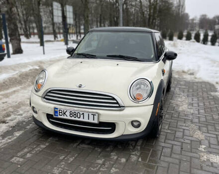 Белый Мини Купер, объемом двигателя 1.6 л и пробегом 250 тыс. км за 7000 $, фото 1 на Automoto.ua