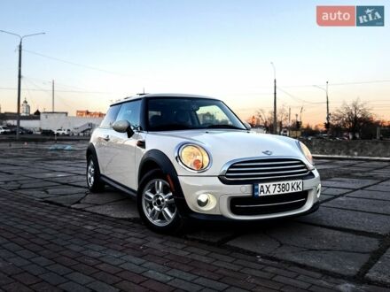 Белый Мини Купер, объемом двигателя 1.6 л и пробегом 219 тыс. км за 8000 $, фото 1 на Automoto.ua