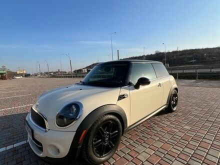 Белый Мини Купер, объемом двигателя 1.6 л и пробегом 189 тыс. км за 8000 $, фото 1 на Automoto.ua