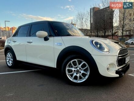 Белый Мини Купер, объемом двигателя 2 л и пробегом 63 тыс. км за 21000 $, фото 1 на Automoto.ua