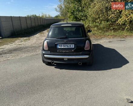 Черный Мини Купер, объемом двигателя 1.6 л и пробегом 294 тыс. км за 3500 $, фото 5 на Automoto.ua