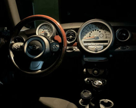 Черный Мини Купер, объемом двигателя 1.6 л и пробегом 251 тыс. км за 3600 $, фото 7 на Automoto.ua