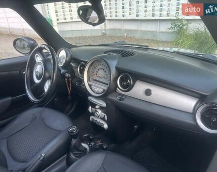 Черный Мини Купер, объемом двигателя 1.4 л и пробегом 271 тыс. км за 6000 $, фото 3 на Automoto.ua