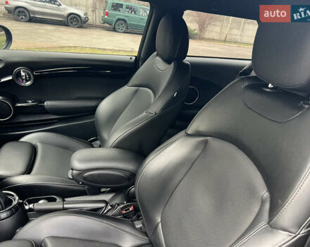 Чорний Міні Cooper, об'ємом двигуна 2 л та пробігом 177 тис. км за 11900 $, фото 52 на Automoto.ua