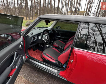 Красный Мини Купер, объемом двигателя 1.6 л и пробегом 136 тыс. км за 4999 $, фото 4 на Automoto.ua