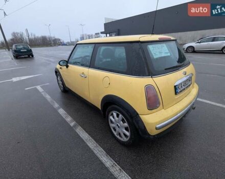 Желтый Мини Купер, объемом двигателя 1.6 л и пробегом 210 тыс. км за 3950 $, фото 1 на Automoto.ua