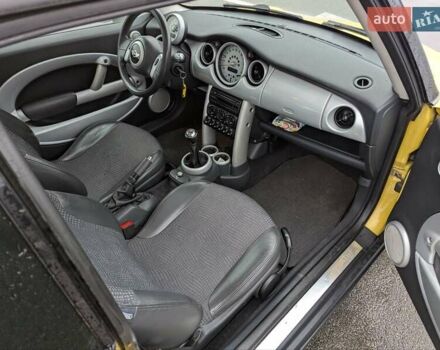 Желтый Мини Купер, объемом двигателя 1.6 л и пробегом 210 тыс. км за 3950 $, фото 9 на Automoto.ua