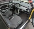 Желтый Мини Купер, объемом двигателя 1.6 л и пробегом 210 тыс. км за 3950 $, фото 9 на Automoto.ua