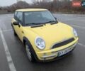 Желтый Мини Купер, объемом двигателя 1.6 л и пробегом 210 тыс. км за 3950 $, фото 1 на Automoto.ua