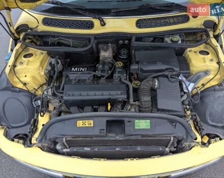 Желтый Мини Купер, объемом двигателя 1.6 л и пробегом 210 тыс. км за 3950 $, фото 6 на Automoto.ua