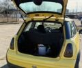 Желтый Мини Купер, объемом двигателя 1.6 л и пробегом 236 тыс. км за 5200 $, фото 5 на Automoto.ua