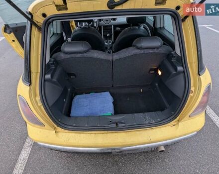 Желтый Мини Купер, объемом двигателя 1.6 л и пробегом 210 тыс. км за 3950 $, фото 3 на Automoto.ua