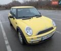 Желтый Мини Купер, объемом двигателя 1.6 л и пробегом 210 тыс. км за 3800 $, фото 1 на Automoto.ua