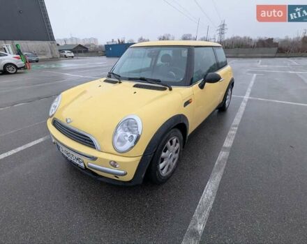 Желтый Мини Купер, объемом двигателя 1.6 л и пробегом 210 тыс. км за 3950 $, фото 2 на Automoto.ua