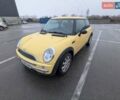 Желтый Мини Купер, объемом двигателя 1.6 л и пробегом 210 тыс. км за 3950 $, фото 2 на Automoto.ua