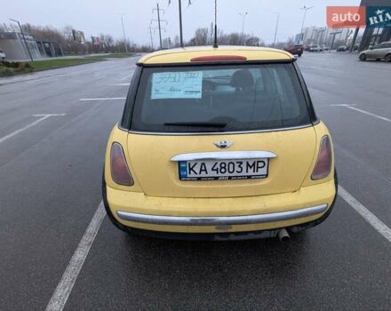 Желтый Мини Купер, объемом двигателя 1.6 л и пробегом 210 тыс. км за 3950 $, фото 5 на Automoto.ua